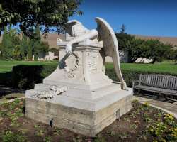 There are several monuments and statues in the cemetery. Some famous statutes include weeping angels and more.